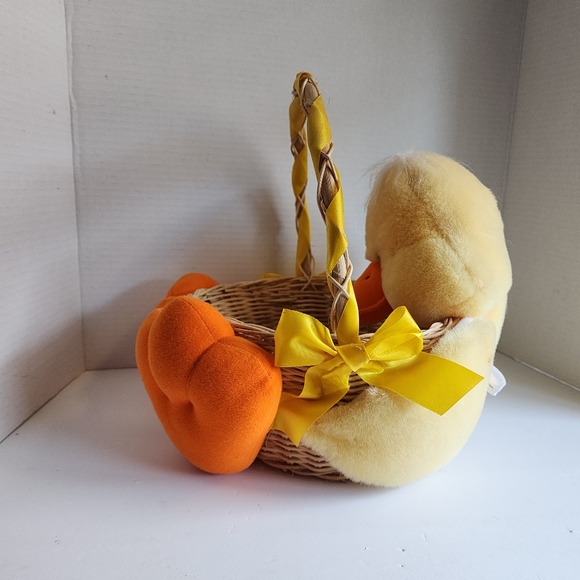 Vintage 1990s Dayton Hudson Plush Chick Wicker Easter Basket - Picture 5 of 10